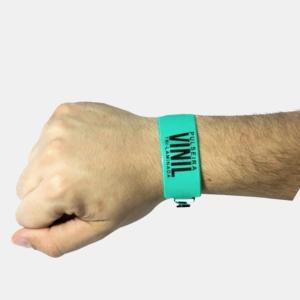 Pulseira Vinil Vinil 238x19mm e área de impressão: 60x20mm Personalização em PRETO ou BRANCO, lacre de pino e resistente a água.   